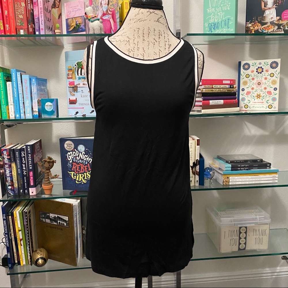 Banana Republic Black & White Sleeveless Top Large